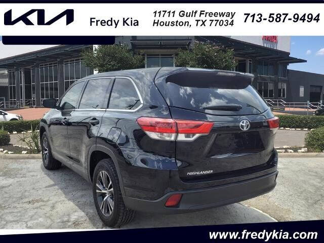 Used 2019 Toyota Highlander LE with VIN 5TDZZRFHXKS340058 for sale in Houston, TX