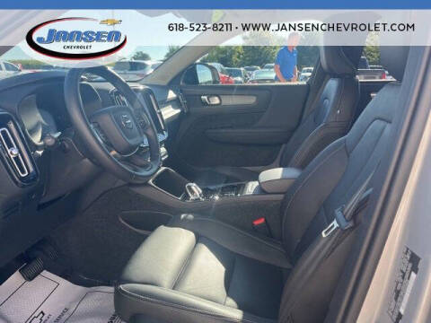 2025 Volvo XC40 B5 Plus Dark Theme