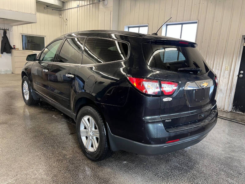 2013 Chevrolet Traverse 1LT photo 2