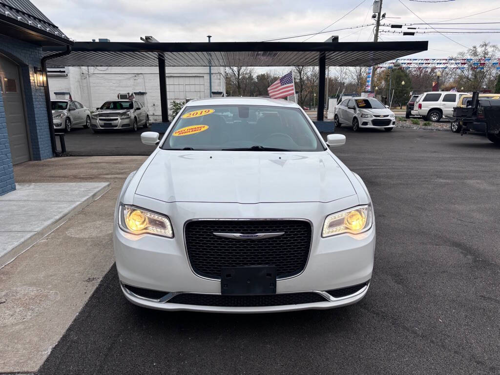 2019 Chrysler 300 for sale at Michael Johnson @ Allens Auto Sales Hopkinsville in Hopkinsville, KY