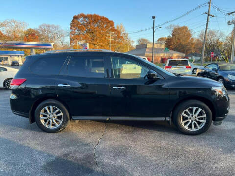 2015 Nissan Pathfinder for sale at VINE STREET MOTOR CO in Urbana IL