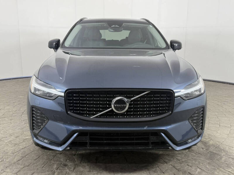 2025 Volvo XC60 B5 Plus Dark Theme