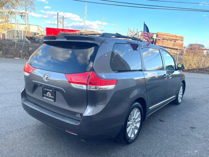 2014 Toyota Sienna LE 7-Passenger