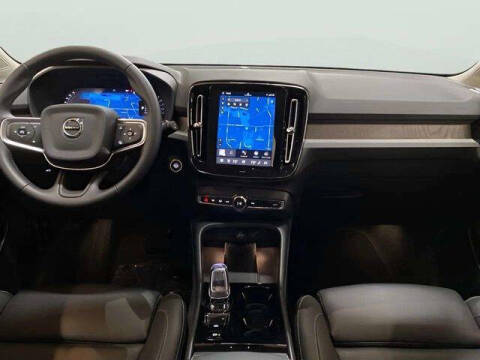 2025 Volvo XC40 B5 Plus Bright Theme