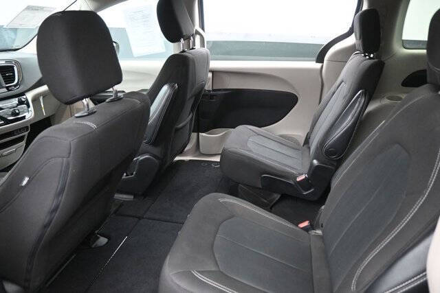 2022 Chrysler Voyager LX