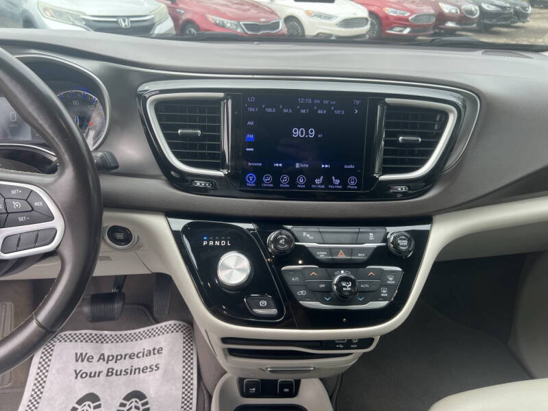 2017 Chrysler Pacifica Touring-L