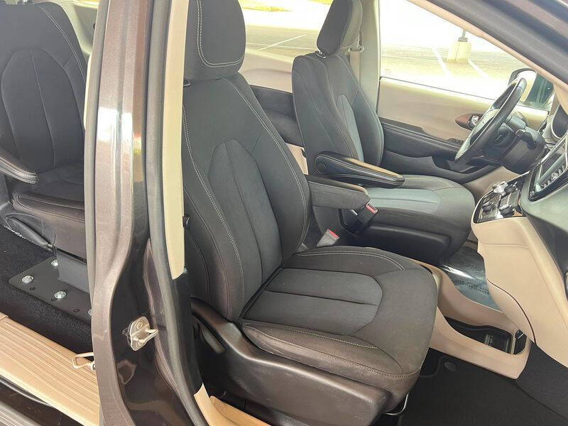 2022 Chrysler Voyager LX
