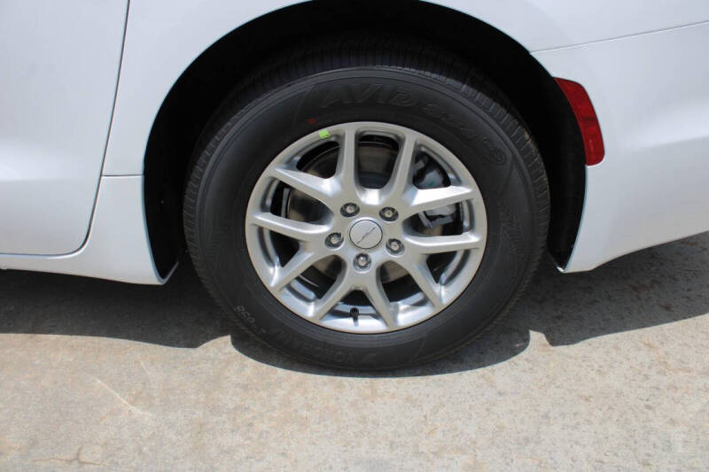 2027 Chrysler Pacifica Select