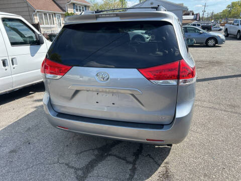 2013 Toyota Sienna LE 8-Passenger