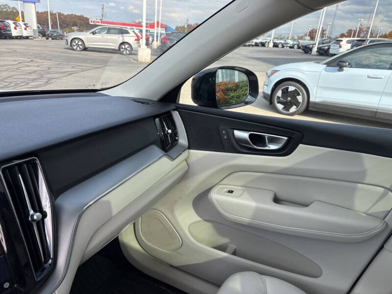 2024 Volvo XC60 B5 Core Dark Theme