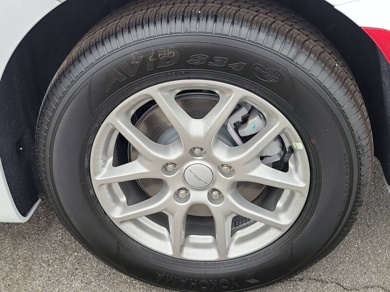2027 Chrysler Pacifica Select