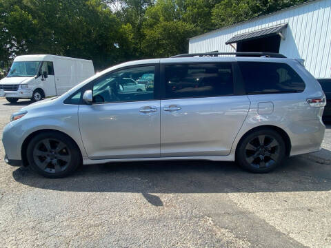 2019 Toyota Sienna for sale at Monroe Auto's, LLC in Parsons TN