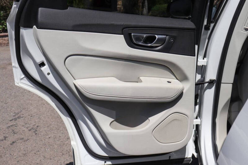 2024 Volvo XC60 B5 Core Dark Theme