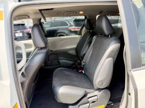 2014 Toyota Sienna SE 8-Passenger