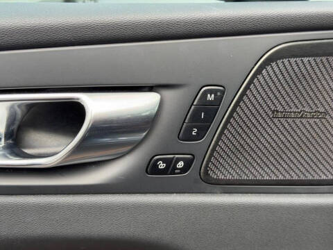 2023 Volvo XC60 B5 Plus Dark Theme