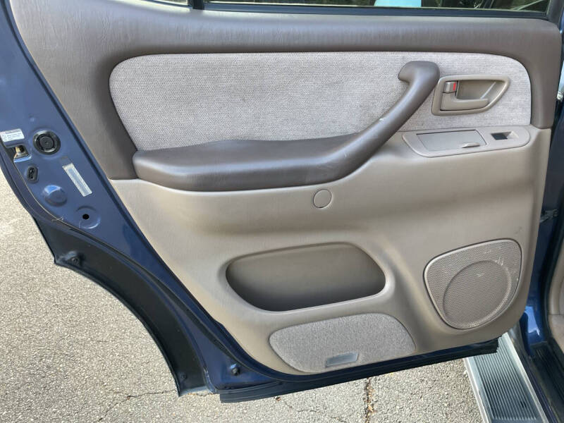 2004 Toyota Sequoia SR5