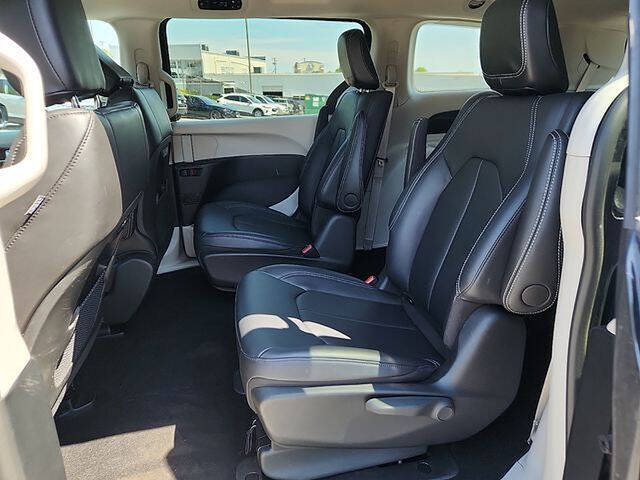 2024 Chrysler Pacifica Plug-In Hybrid Select