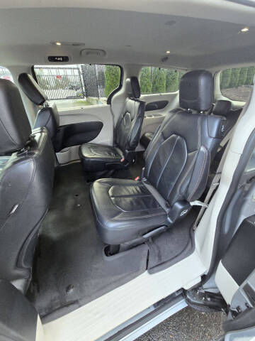 2017 Chrysler Pacifica Touring-L