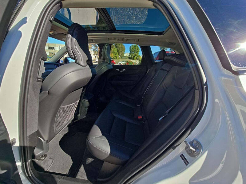 2025 Volvo XC60 B5 Core Dark Theme