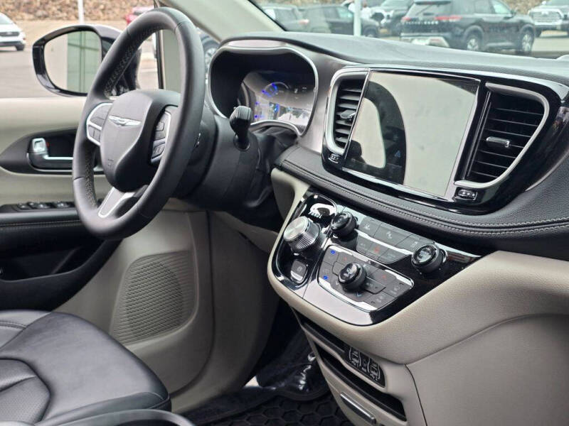 2024 Chrysler Pacifica Plug-In Hybrid Select