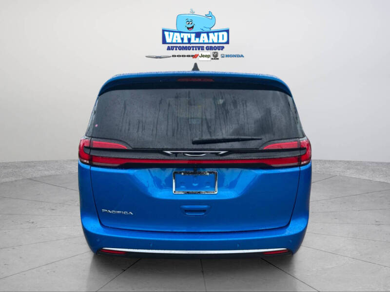 2027 Chrysler Pacifica Select