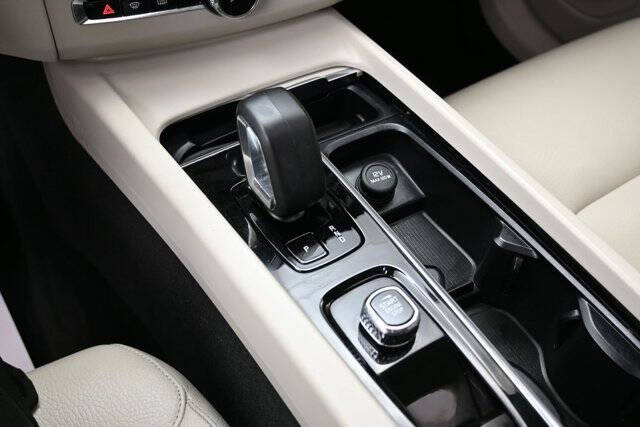 2024 Volvo XC60 B5 Core Dark Theme