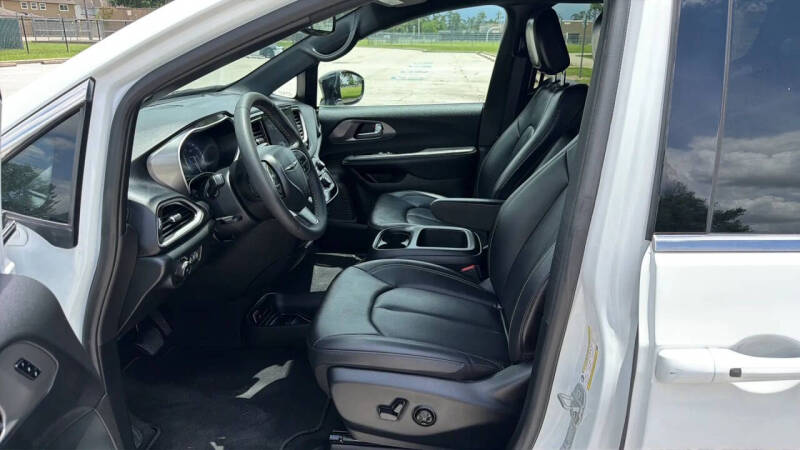 2025 Chrysler Pacifica Select
