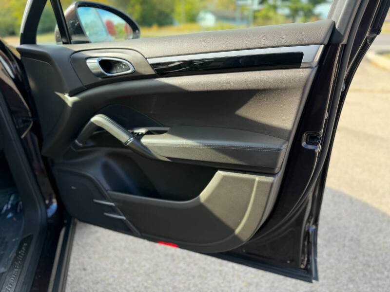 2017 Porsche Cayenne Platinum Edition