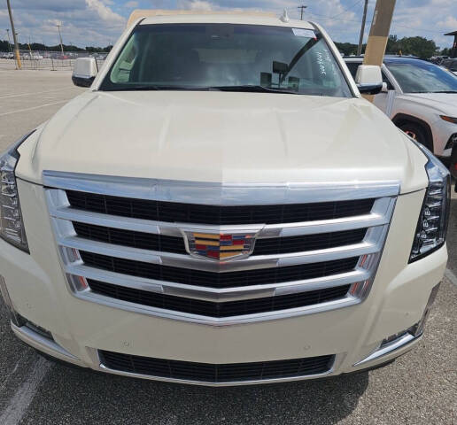 2015 Cadillac Escalade Luxury photo 2