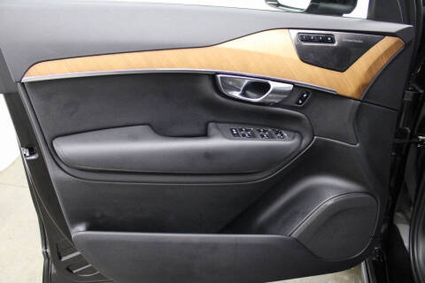 2022 Volvo XC90 T6 Momentum 6-Passenger