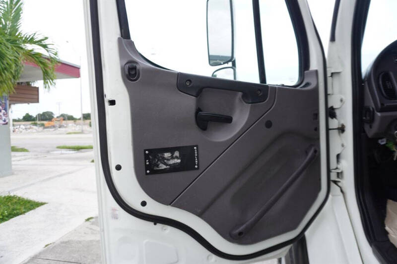 2015 Freightliner M2 106