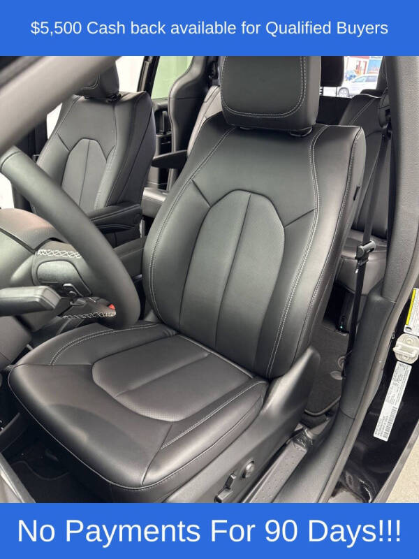 2026 Chrysler Pacifica Select