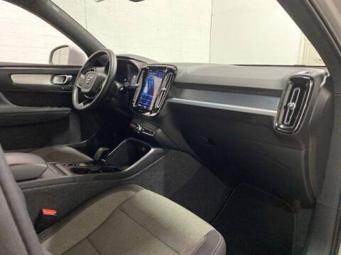 2025 Volvo XC40 B5 Core Bright Theme