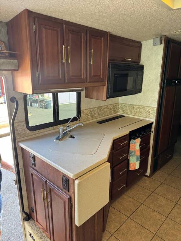 2004 Winnebago Adventurer