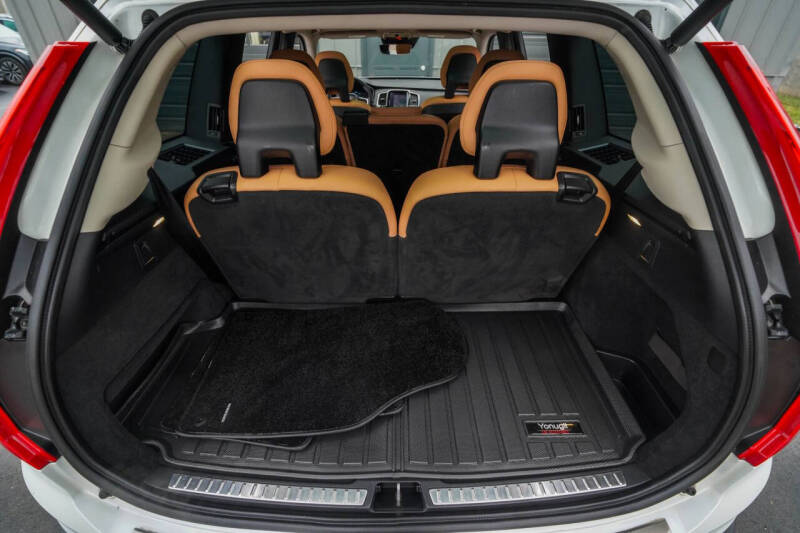 2016 Volvo XC90 T6 Momentum