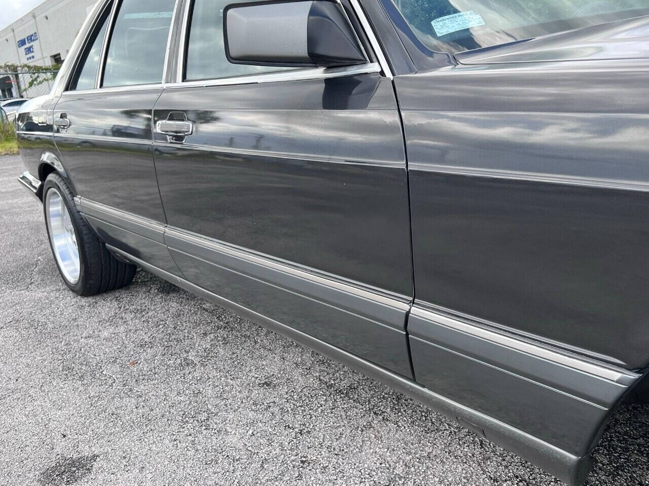 1991 Mercedes-Benz 560-Class  - $11,900