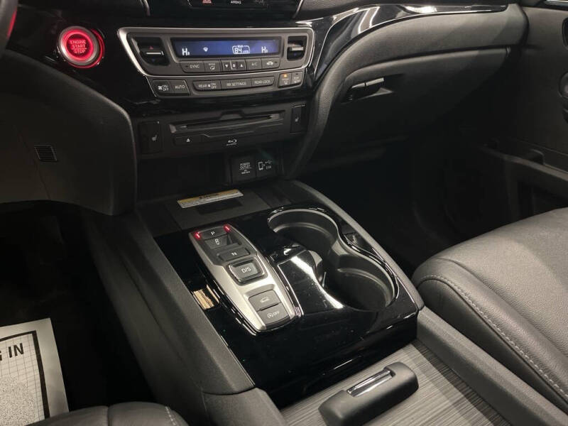 2022 Honda Pilot Touring w/Rear Captain's Chairs