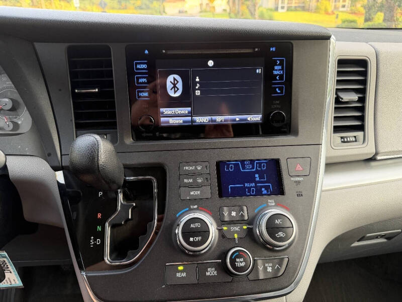 2015 Toyota Sienna LE 8-Passenger