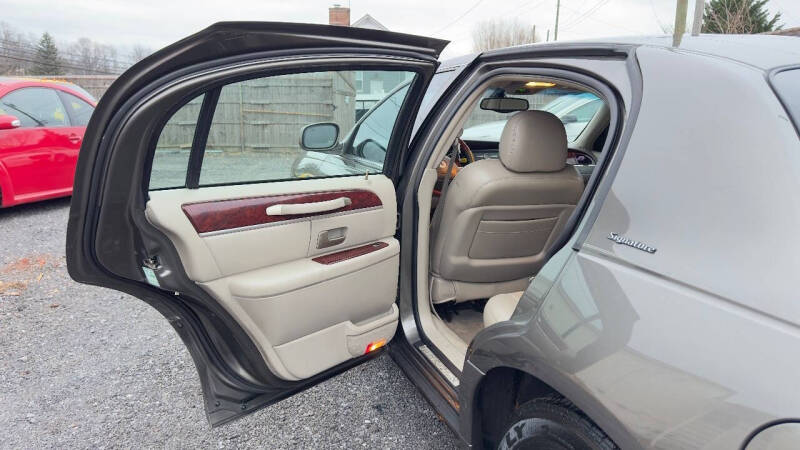 2003 Lincoln Town Car Signature