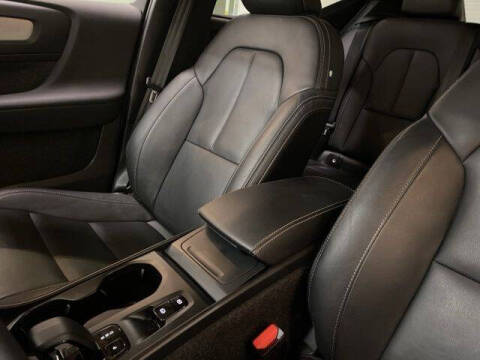 2025 Volvo XC40 B5 Core Bright Theme