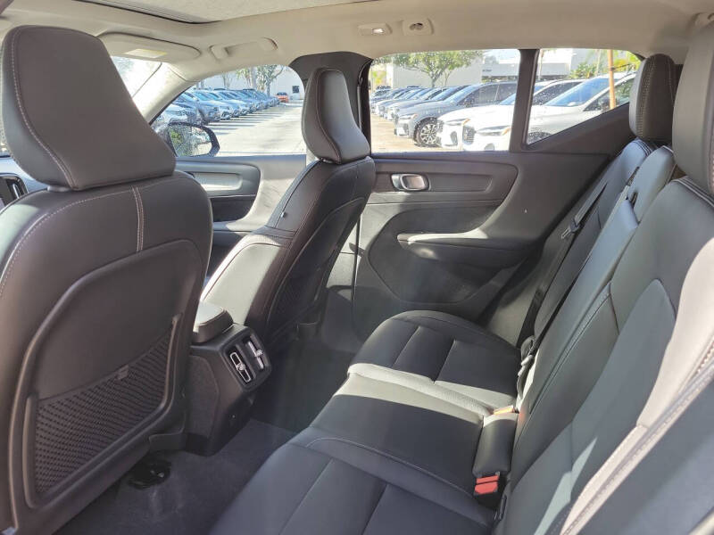 2024 Volvo XC40 B5 Plus Dark Theme