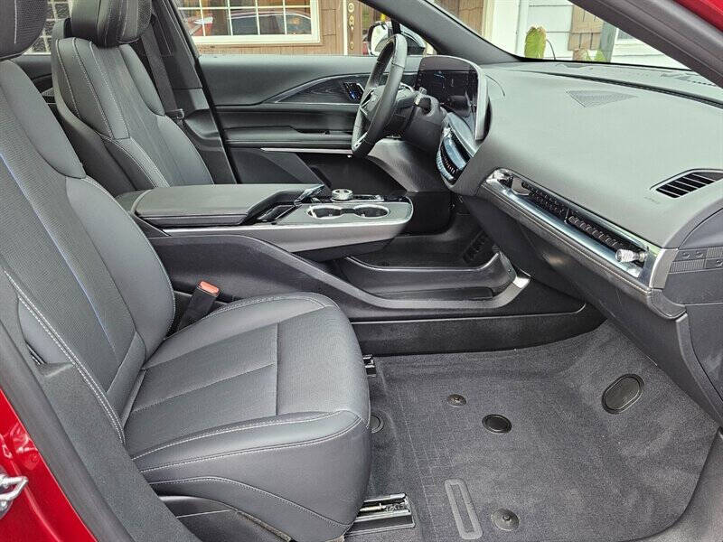 2024 Cadillac LYRIQ Luxury 3