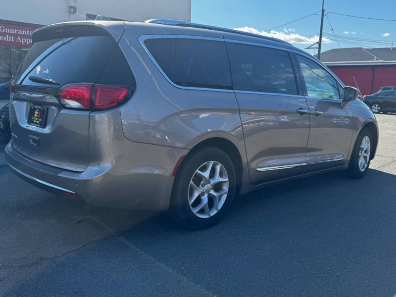 2017 Chrysler Pacifica Touring-L Plus