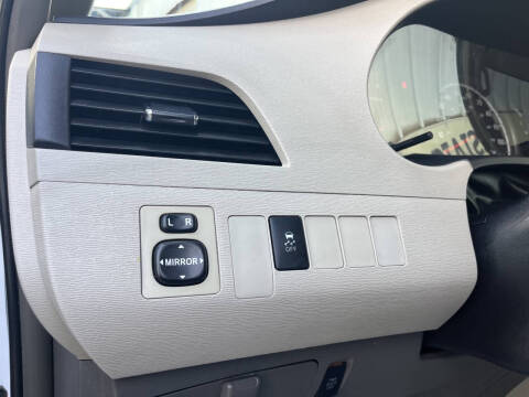 2014 Toyota Sienna LE 8-Passenger