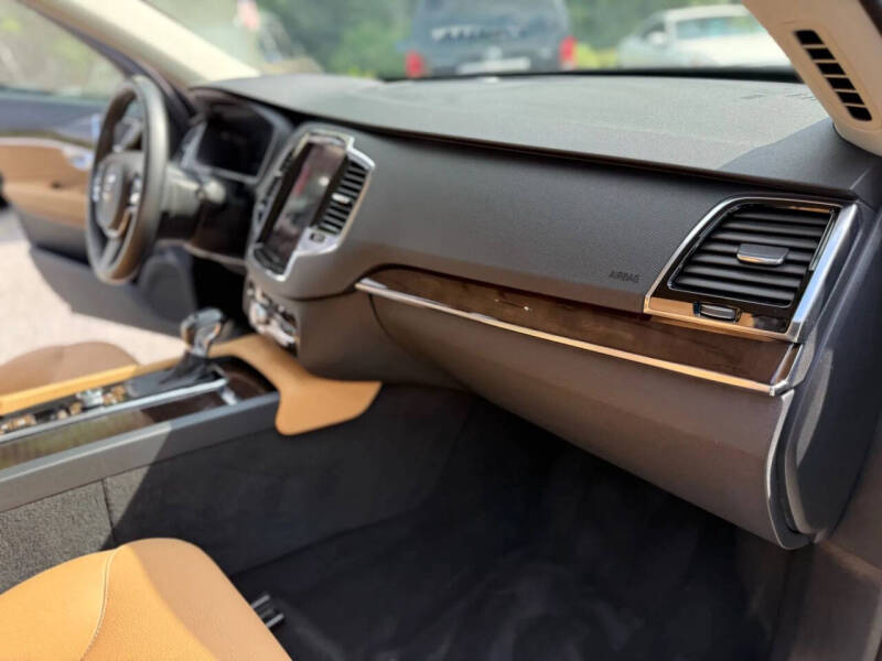 2016 Volvo XC90 T6 Momentum