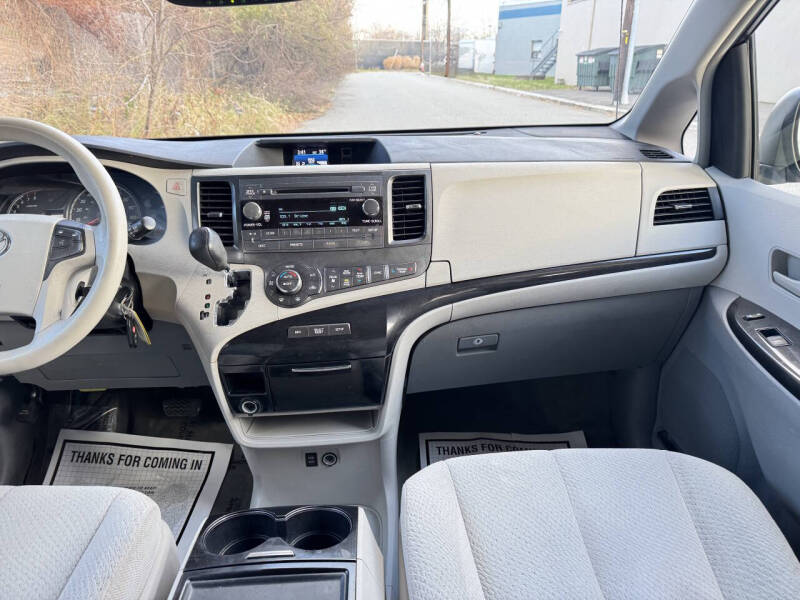 2013 Toyota Sienna LE 8-Passenger