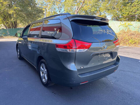 2014 Toyota Sienna LE 8-Passenger