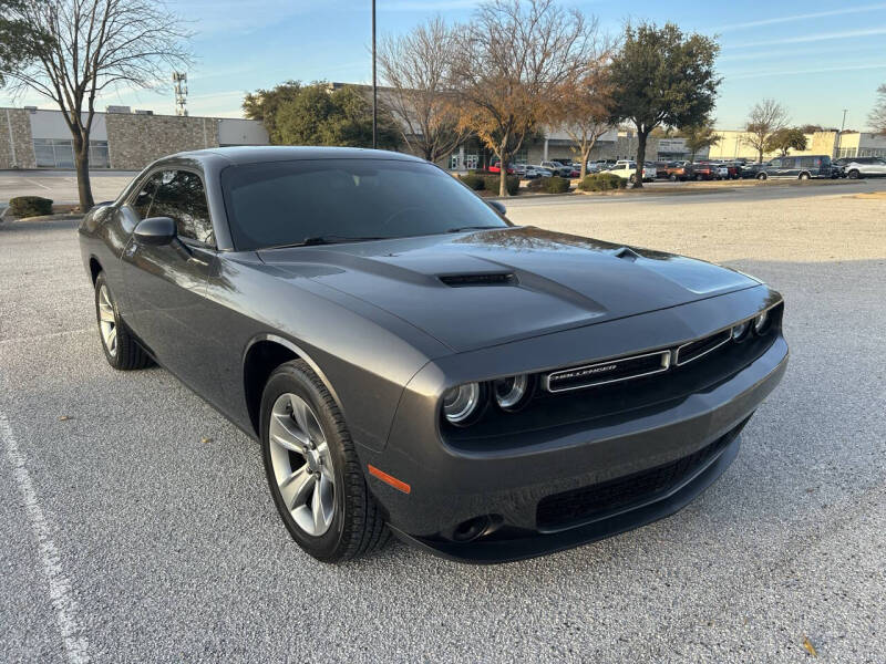 2022 Dodge Challenger SXT's photo
