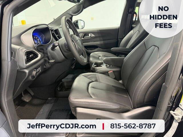2027 Chrysler Pacifica Select