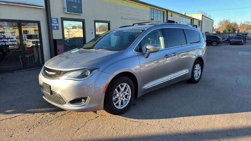 2020 Chrysler Pacifica Touring L's photo